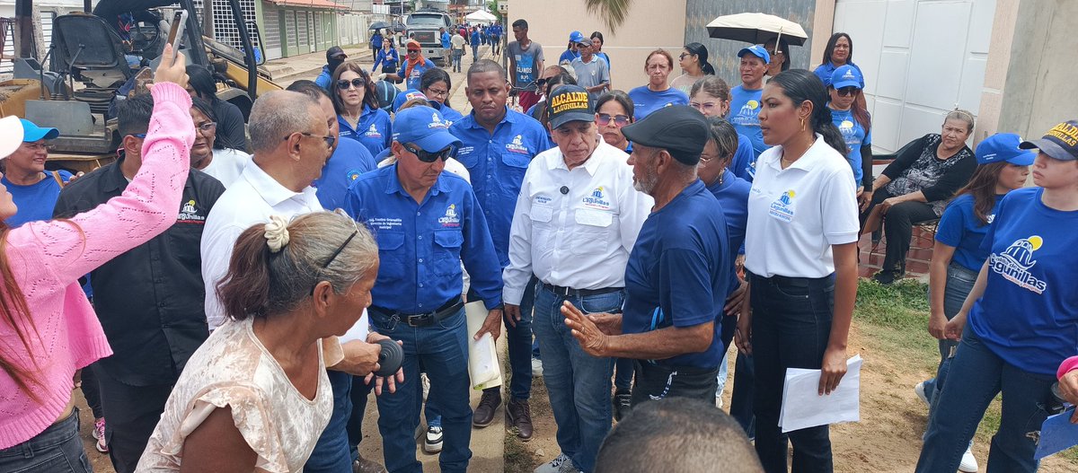 UntMunicipal's tweet photo. Cómo parte de las obras de Vialidad que se estan llevando a cabo en el Municipio Lagunillas.
El alcalde José Mosquera dio inicio a los trabajos de rehabilitación, de la Calle Udon Pérez en la Parroquia libertad.
El Cambio en Lagunillas sigue 💪🙏. https://t.co/wsFIYRcKxB