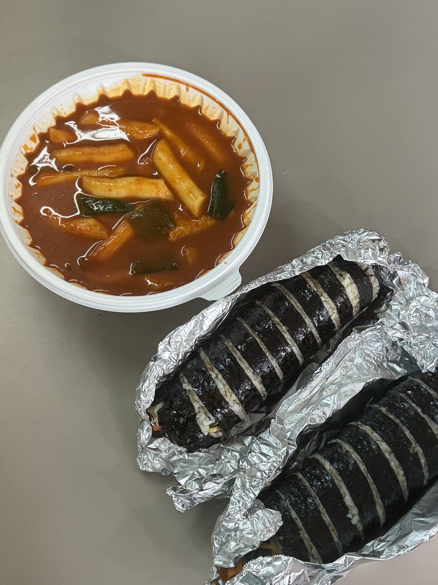 egg6V6's tweet photo. 떡볶이와 뚱. 뚱김밥…////
가끔 프차 말고 동네 떡볶이 땡길 때가 있음🥺 https://t.co/tPO1ciAtGF
