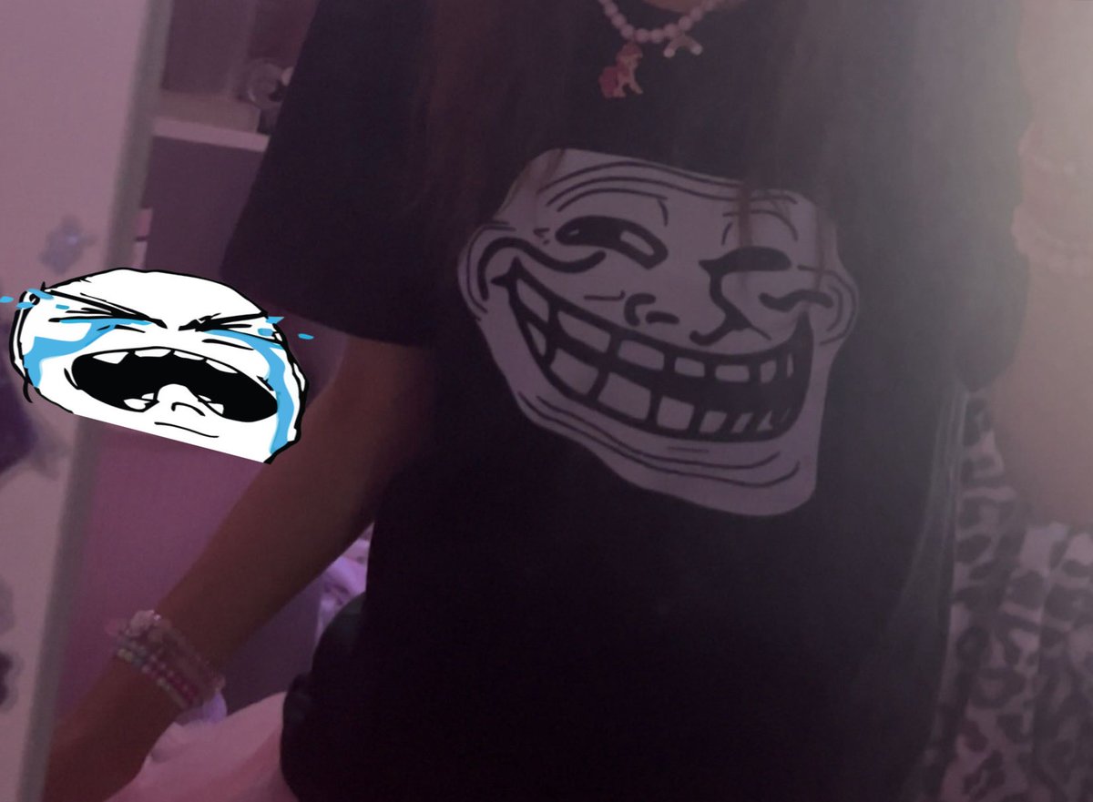 gntlst's tweet photo. this tshirt is so huge on me but makes my arm look small? 
#cutecore #egirl #kawaii #edrtwt #edtwt https://t.co/6ubz2uag9e