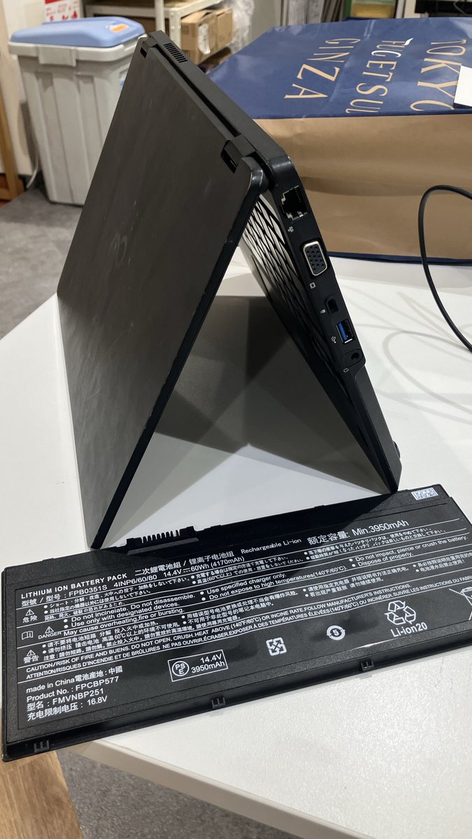 Jyoshisuwx9g's tweet photo. 社員がノートPCにルイボスティーをこぼす事件が発生☕💦（通称：ルイボスティー事件）

万が一のため、初動対応を共有します。
①電源を切る
②電源ケーブルを抜く
③バッテリーが外せるなら外す
④USB機器を外す
⑤ノートPCを逆V字にして内部の液体を排出して、72時間以上乾燥させる https://t.co/Y1lMCpTa0b