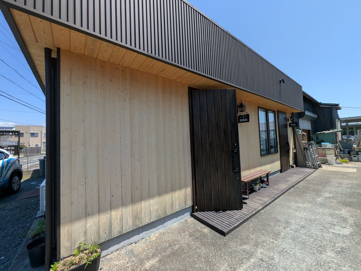 goingmywest's tweet photo. 磐田まちめぐりスクーピー🚙

磐田市豊島にある「四季彩工房　おそうざい四季彩」の水野さんとお届けしました🎤

和食から洋食まで様々なおそうざいが並んでいます🥢
中でも一番人気のコロッケは具材がゴロッとしていて食べ応え抜群😋
お弁当も500円〜あります✨️

#まいうえすと
#るーちゃん https://t.co/pT7kO2e161