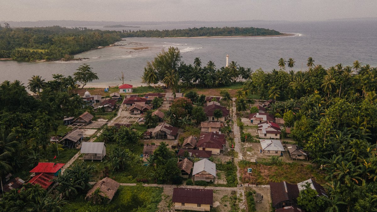 JakaHB's tweet photo. Ini adalah foto aerial Desa Sinaka. Coba aja search di google earth atau google map. Desa ini penghasil gurita yang dimakanin orang-orang Asia yang kaya di hotel-hotel mewah. #Mentawai #PulauTerluar #Sinaka https://t.co/lPPO9QlaOC