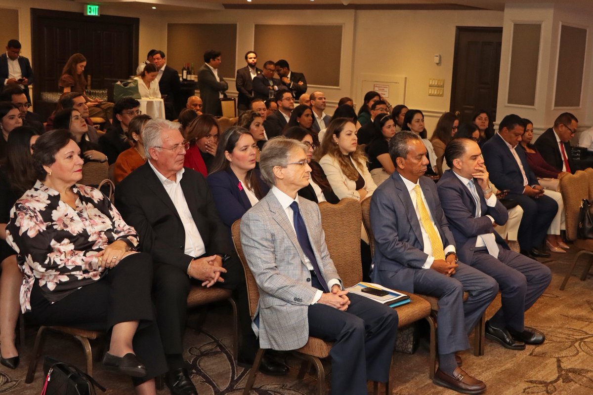 Mef_Pma's tweet photo. La Dirección de Estrategia Financiera y Fiscal Internacional (DEFFI), junto con representantes de la Dirección General de Ingresos (DGI) del Ministerio de Economía y Finanzas, participaron en la jornada “Sustancia Económica en Panamá: claves para entender la Ley 526 de 2026”, organizada por IFA Panamá.

Durante el conversatorio, Isabel Vecchio A., Directora; Tatiana Alemán, subdirectora; y Yasmín González, jefa de Estrategia Fiscal Internacional de la DEFFI, junto con Lilibeth Enseñat, Linda Pérez y José Almengor, especialistas de la DGI, atendieron consultas y aclararon las principales dudas sobre la aplicación de la nueva normativa.

Entre los mensajes más relevantes, se destacó la importancia de preservar la competitividad del país y de mantener el diálogo entre los sectores público y privado para asegurar una implementación efectiva de la ley.

Asimismo, se resaltó la necesidad que las empresas realicen un análisis previo para determinar si forman parte de un grupo multinacional y, en consecuencia, si se encuentran dentro del ámbito de aplicación de la norma.

Durante la sesión también se abordaron temas relacionados con la tercerización, el régimen de precios de transferencia, el intercambio de información, la cláusula antiabuso y otros aspectos clave para el cumplimiento de la normativa en materia fiscal.

#ConPasoFirme