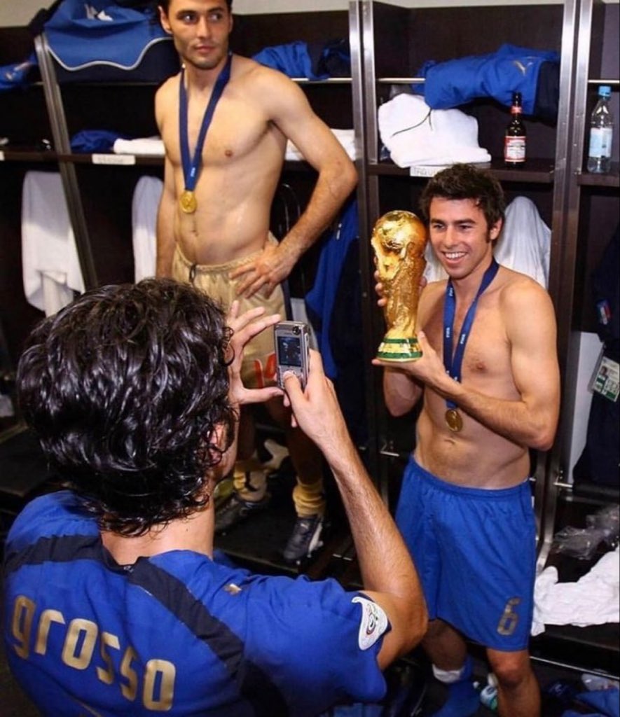futnostalgico's tweet photo. 🇮🇹 Fabio Grosso tirando uma foto do jovem zagueiro Barzagli com o troféu da Copa do Mundo em 2006, com o seu Nokia de última geração. 😂 https://t.co/5zy1qzHPci