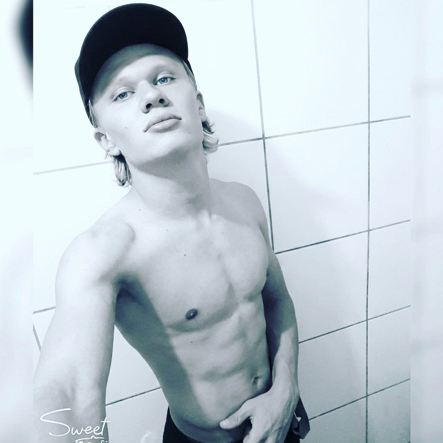 santacruz4lif3's tweet photo. 🚨 Erling Haaland acaba de publicar uma foto em suas redes sociais com a legenda "Te Amo Pcn boladao". https://t.co/g2YHgmLLPD