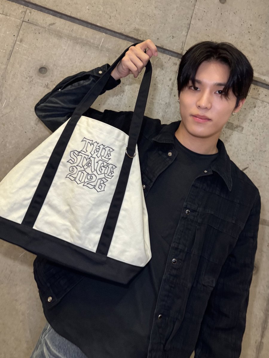 yg_treasure_jp's tweet photo. [📸]

TREASURE THE STAGE 2026
NEW WAV : LIVE IN JAPAN

メンバーおすすめアイテムをご紹介✨

#PARKJEONGWOO
トートバッグ WHITE

日常でも使いやすいシンプルなデザインのバッグ🌟
マチがついてるから、たくさん物を入れられます🧡

🔗https://t.co/ppe2MwGArM

#TREASURE #트레저 #トレジャー #YG https://t.co/QXtsafUlaV