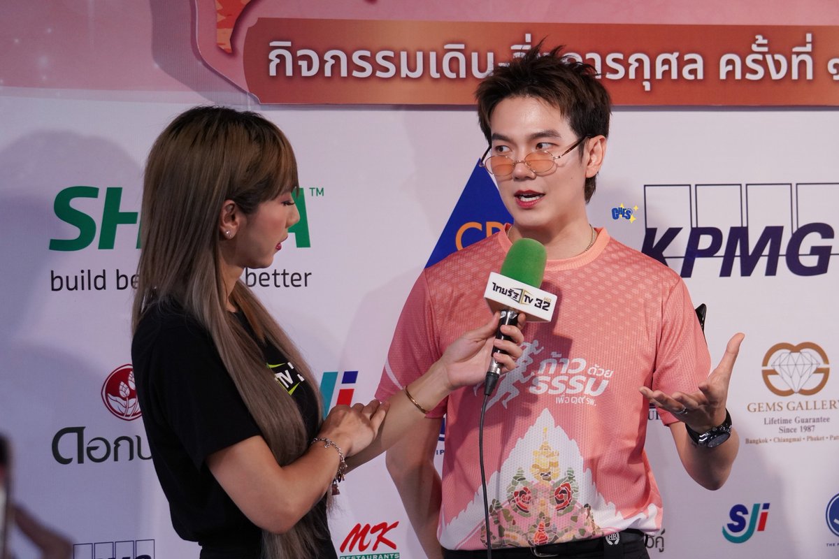 eajnoww's tweet photo. เมื่อวานระหว่างยืนรอบิวแถลงข่าวในห้องประชุม พี่แจ็คเกอรีน ไทยรัฐก็หันมาถามทางพวกเราที่ยืนรอกันอยู่ว่า "มารอใครคะเนี่ย" ทางเราเองก็เลยประสานเสียตอบกลับไปว่า "มารอบิว จักรพันธ์ค่ะ" พี่เขาก็ทำเสียงตื่นเต้น ละตอบกลับว่า "มารอน้องบิวหรอ โอเคๆ เดี๋ยวพี่ขอสัมภาษณ์น้องบิวด้วยนะ"

แฟนคลับก็ขายเมนเก่ง พี่ๆสื่อก็น่ารักกก🤭😘✨️

#ก้าวด้วยธรรม 
#ก้าวด้วยธรรมครั้งที่๑๐
@JakeB4rever 
#BuildJakapan #Beyourluve