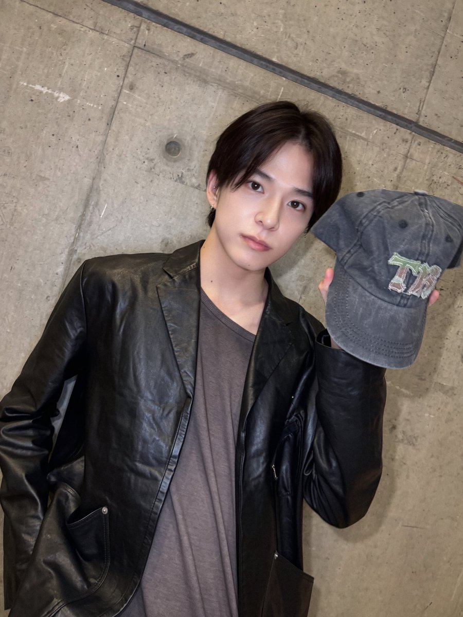 yg_treasure_jp's tweet photo. [📸]

TREASURE THE STAGE 2026
NEW WAV : LIVE IN JAPAN

メンバーおすすめアイテムをご紹介✨

#ASAHI
キャップ BLACK

どのアイテムにも合わせやすいワンポイントロゴのキャップ🧢
夏の紫外線対策にもぜひ☀️

🔗https://t.co/ppe2MwGArM

#TREASURE #트레저 #トレジャー #YG https://t.co/qMSnb1ySfP