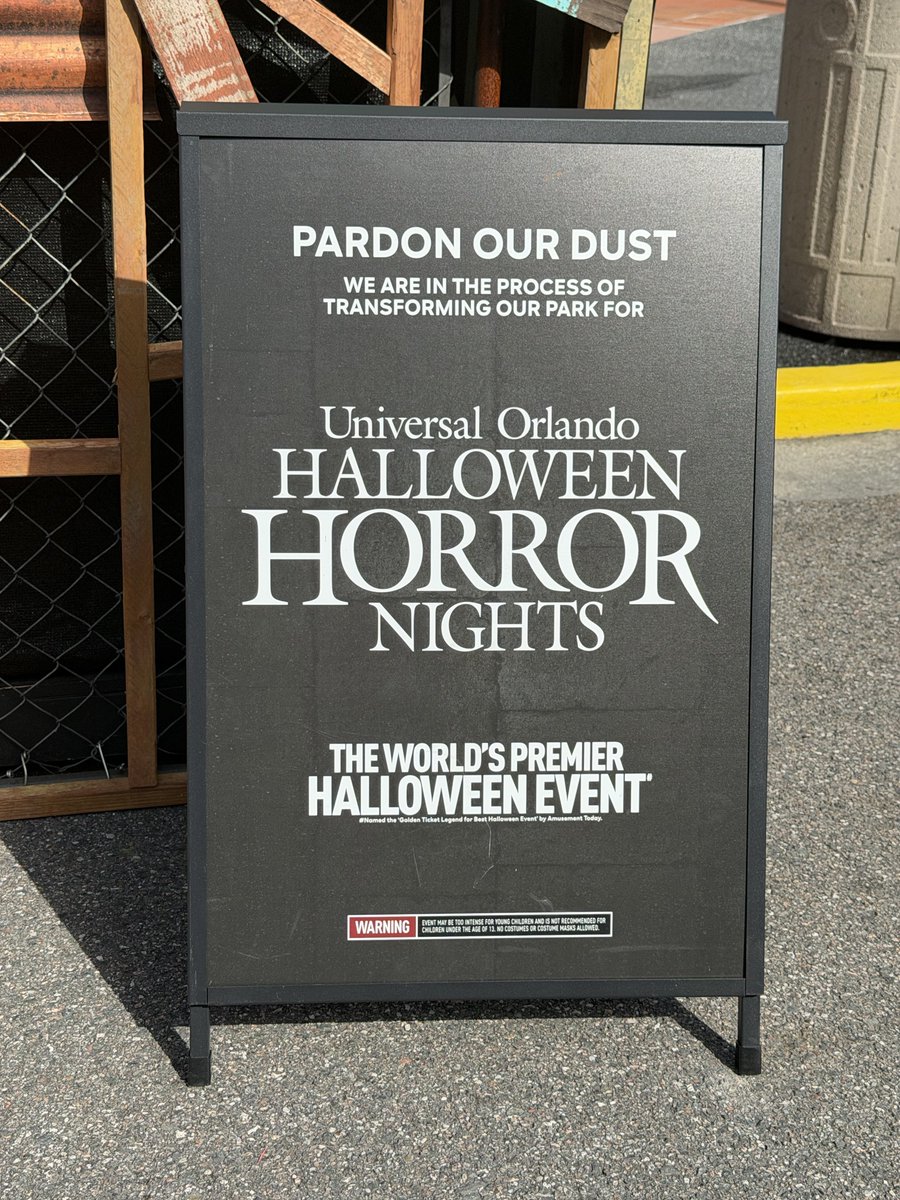 HHNstagram's tweet photo. if you didn’t notice, @HorrorNightsORL has been upgraded from the nation’s premier halloween event to THE WORLD’S PREMIER HALLOWEEN EVENT! (last year vs this year for comparison). @universalorl #hhnforever https://t.co/HJ827OOP5M