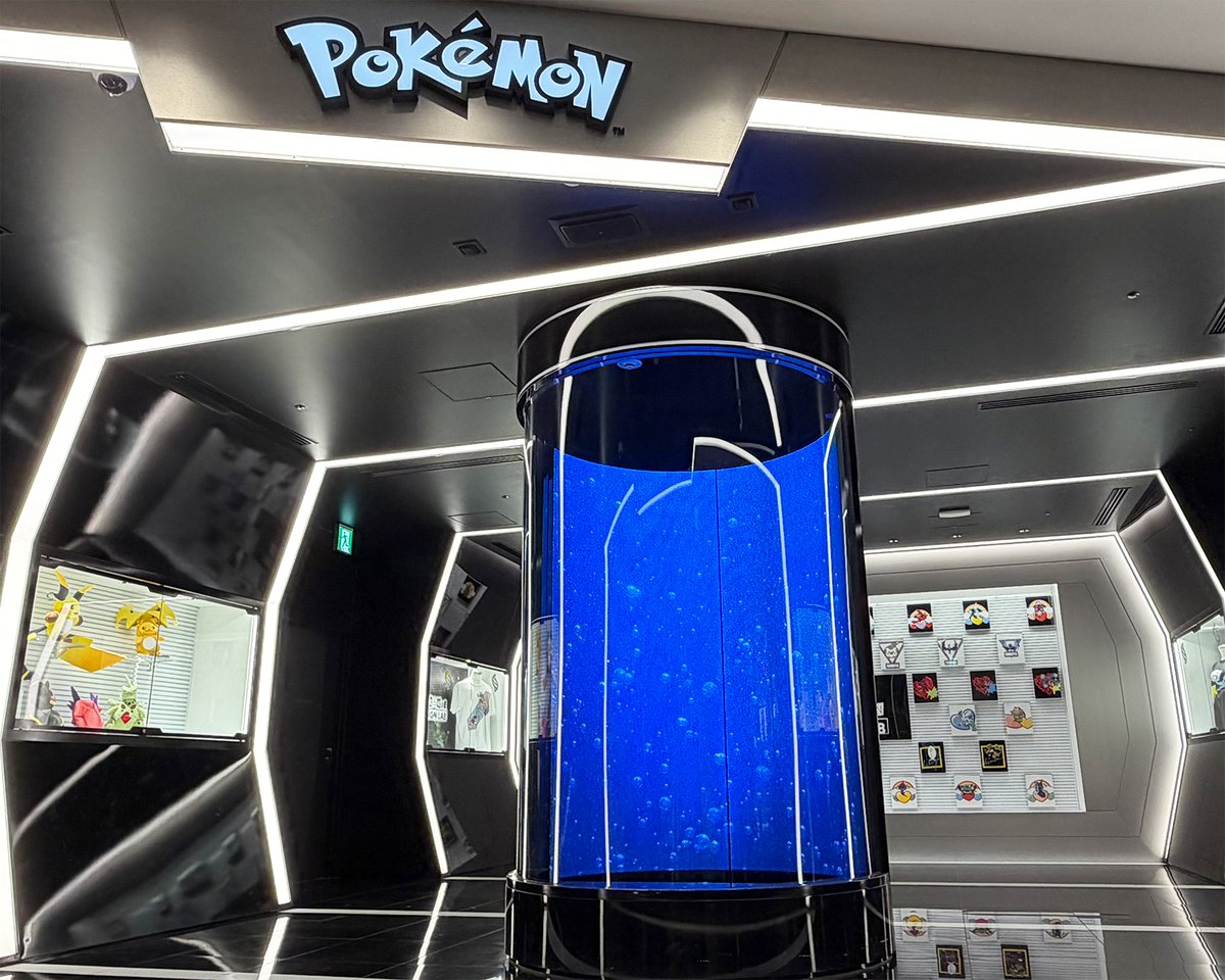 oricon_anime_'s tweet photo. ミュウツー、突然消える
ポケセン渋谷のカプセル空っぽに
⠀
まるで『ミュウツーの逆襲』と話題
ポケストップの写真からも消失
https://t.co/Evzt24Q3rl
⠀
映画「ミュウツーの逆襲」冒頭の、目覚めたミュウツーが研究所のカプセルから脱出する場面を彷彿とさせる。　映画のようにカプセルが破壊された様子はないが…行方が気になるところだ。