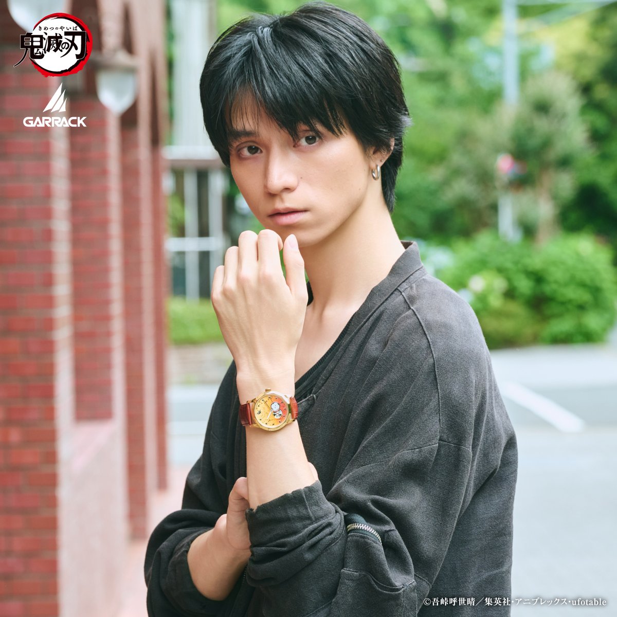 GARRACK_watch's tweet photo. 鬼滅の刃の世界観を日本の伝統工芸「金沢箔」で表現した腕時計。
一見すると上質な腕時計のような佇まいながら、「わかる人にはわかる」絶妙なデザインバランスにより、
日常の装いに自然に溶け込みます。
迫力ある表現と着用しやすさを両立したサイズ感で、男女問わず使用可能です。