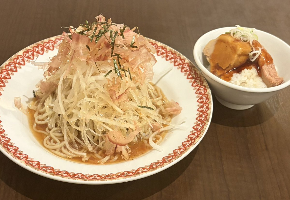 yamamuroramen's tweet photo. 7月10日（金）

朝から蒸し暑くなってますね
今日は冷たいのご用意しました
鰹だしのざるラーメンもやってます😊

数量限定せっとメニュー
大根と花かつおの冷し、ミニやわらか豚煮丼
15食 https://t.co/BN9vASline