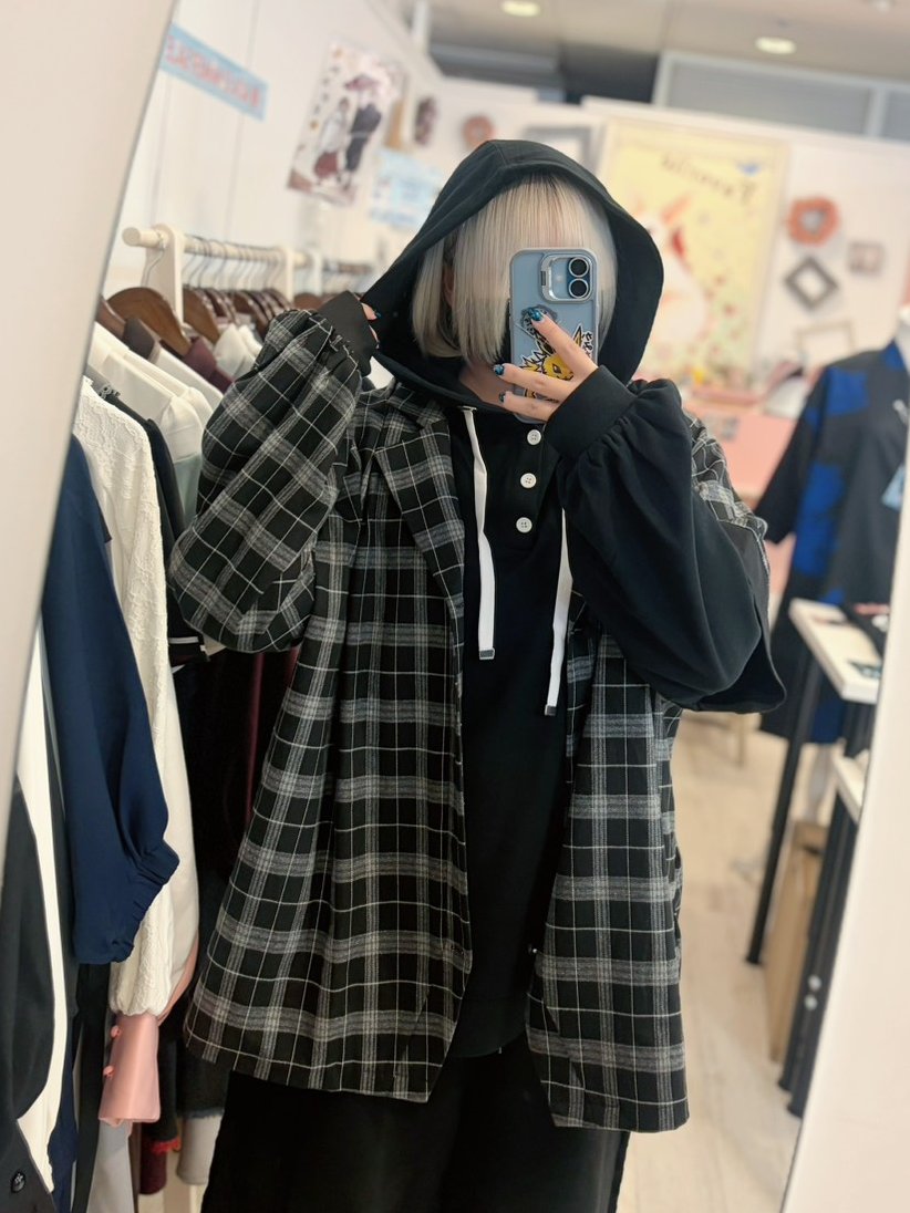 tkbear_favorite's tweet photo. リバイバルアイテム総選挙で無事生産確定！
おでかけチェック柄パーカー🎡
ブラックの着画がなかったので撮ってみました！

やっぱ黒コーデが好きなので落ち着きますね

モデルさんの着用写真も近々撮影予定なのでお楽しみに～！
▽詳細はここ
https://t.co/FfcMyeRRAU https://t.co/2tq9G008vn