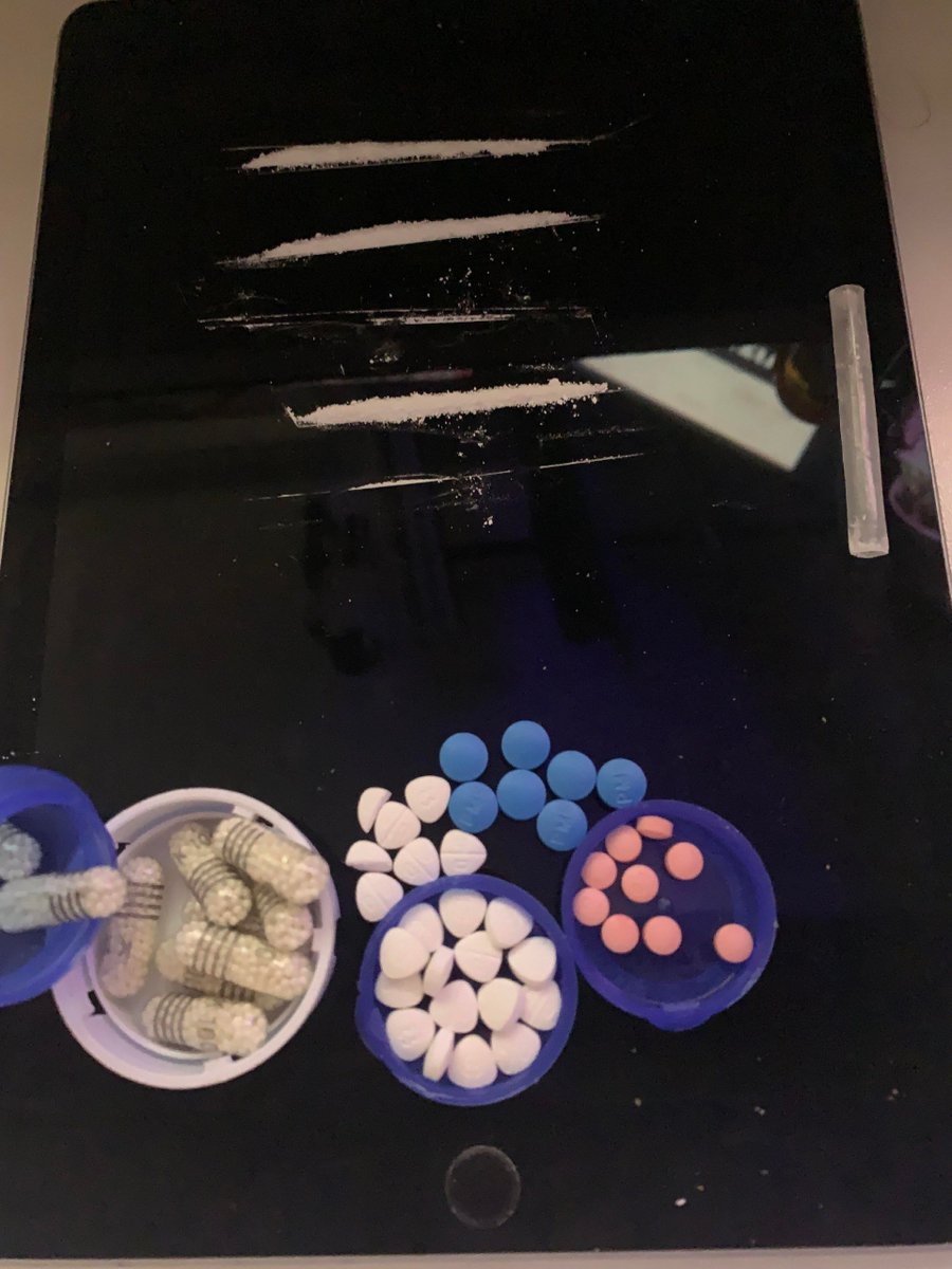 drewt_boy's tweet photo. Lil stash oh mine 😴

Dilly 8’s n get 42 a week for basically nun or around 160 a month, homie hooks up his 14 0.5 kpins and these hella slept on kadian 100’s. Went a lil hard on my kpins this month n still got 10 days to go n got a few days left smh. My moms gunna try n get her https://t.co/ab7W4vmQMY
