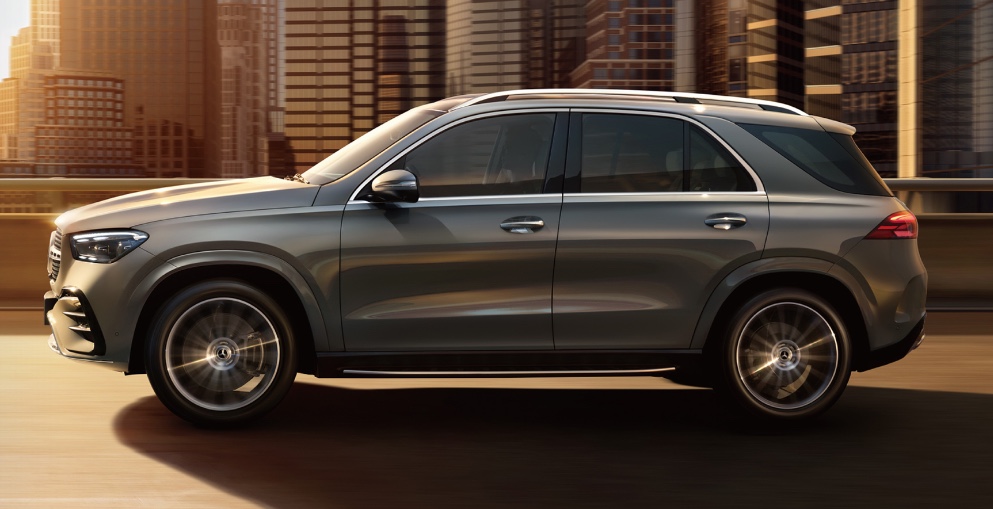 AISpeechGlobal's tweet photo. AISpeech supports the Mercedes-Benz Virtual Assistant in understanding context, inferring intent, and coordinating cabin settings, so the in-car experience can respond more naturally to how people speak.
#AISpeech #MercedesBenz #IntelligentCockpit https://t.co/tXLr4rlild