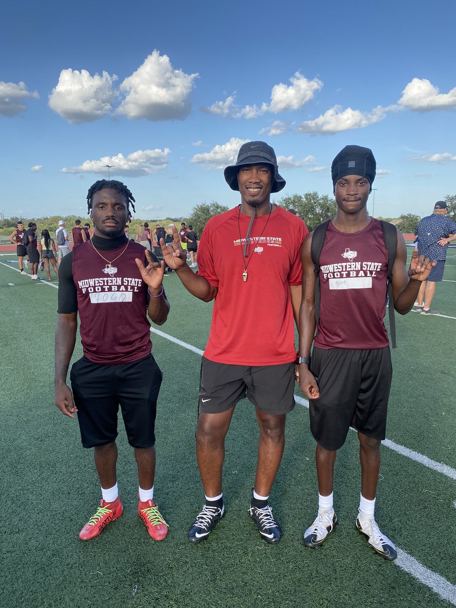 Arquariscrowder's tweet photo. After a great camp blessed to be offered by @CoachDomoYoung @CyLakes_FB https://t.co/KpYUbb3vL7