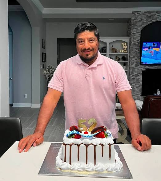 BenjaminNorton's tweet photo. The US is a dystopian police state:

ICE agents killed a random man, Lorenzo Salgado Araujo -- a father of 3 with no criminal record who lived in the US for 35 years and was driving to work -- because ICE-Gestapo thugs confused him with another immigrant from a different country. https://t.co/Vv5zPp8vc0