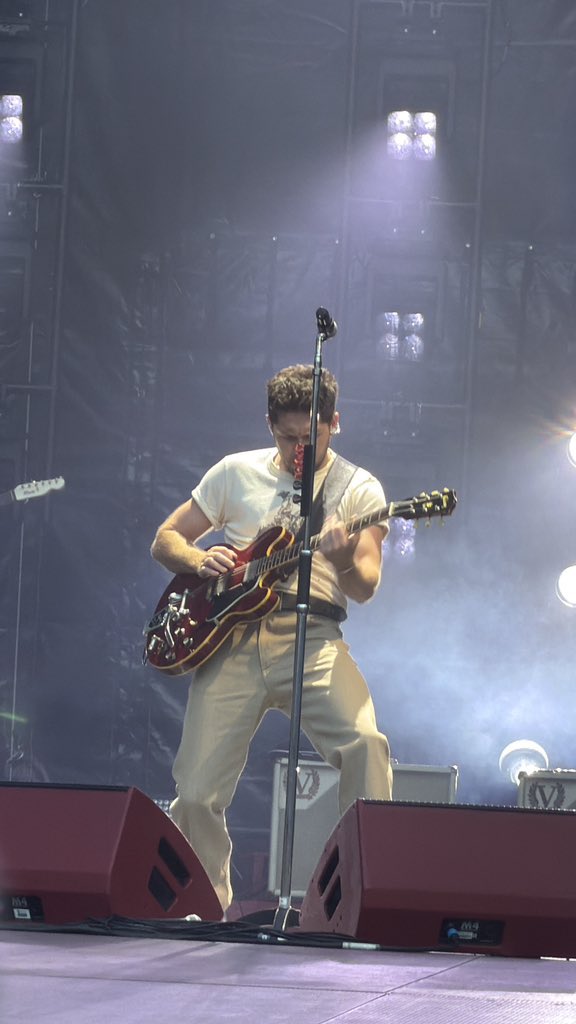 Niallupdatesnh's tweet photo. Niall Horan in show 😮‍💨🤍

Via @illicitaura https://t.co/lpBUOIROEH