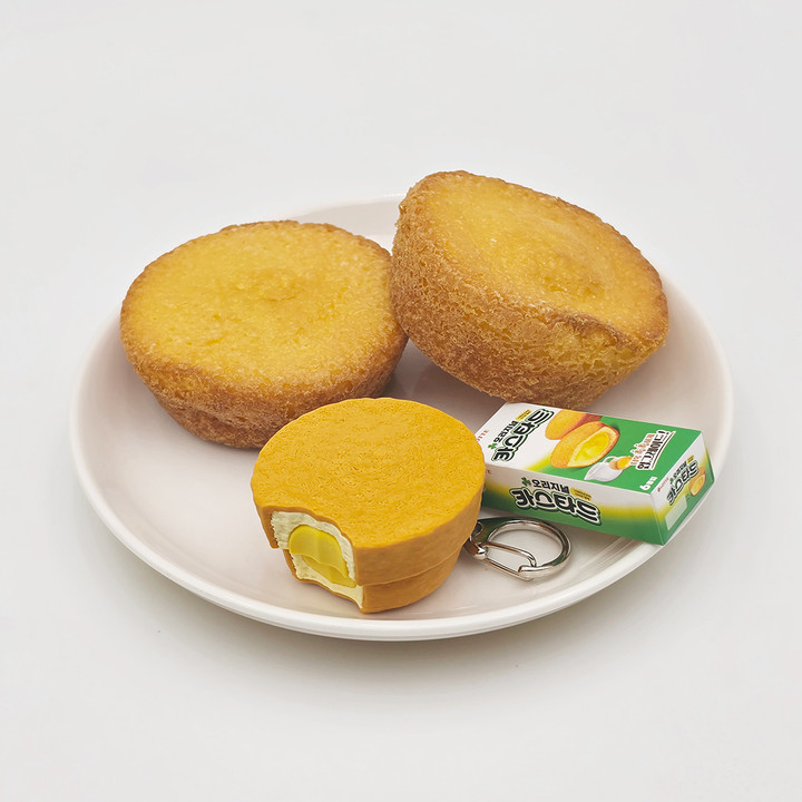 idus_kr's tweet photo. #RT이벤트 🍞 

이 카스타드... 설마 진짜는 아니죠?  
아이디어스 X 롯데웰푸드 콜라보 '카스타드 클리커 키링'! 
누르다 보면 카스타드 향이 날 것 같은 클리커, 총 3명에게 드려요 🎁 

📌 참여 방법 
1️⃣ 계정 팔로우 
2️⃣ 이 게시글 RT (좋아요까지 해주시면 당첨 확률 UP💗)  

🎁 경품: 카스타드 클리커 키링 (3명 추첨) 
📅 이벤트 기간: 7/10(금) ~ 7/13(월) 
💌 당첨자 발표: 7/14(화) *멘션으로 개별 안내
