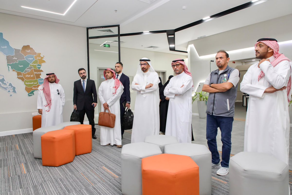 jazan_health's tweet photo. اطلع أمين وأعضاء لجنة دراسة الاحتياج والحلول للقطاع الصحي، برئاسة الدكتور عبدالوهاب بن عبدالله الخميس ، خلال زيارتهم لفرع وزارة الصحة بـ #جازان ، على أعمال مركز القيادة والتحكم ومركز إدارة الأزمات والكوارث الصحية ، وآليات الرصد والتنسيق والاستجابة ، بما يعزز جاهزية المنظومة الصحية ويرفع كفاءة إدارة الأحداث الصحية