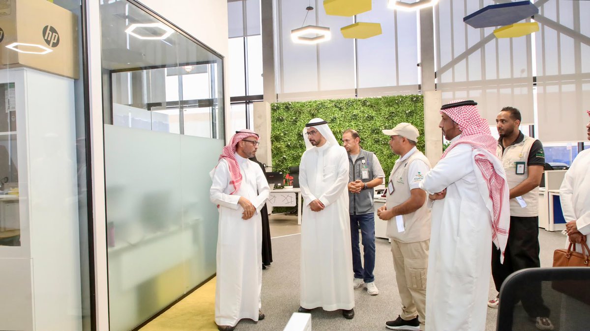 jazan_health's tweet photo. اطلع أمين وأعضاء لجنة دراسة الاحتياج والحلول للقطاع الصحي، برئاسة الدكتور عبدالوهاب بن عبدالله الخميس ، خلال زيارتهم لفرع وزارة الصحة بـ #جازان ، على أعمال مركز القيادة والتحكم ومركز إدارة الأزمات والكوارث الصحية ، وآليات الرصد والتنسيق والاستجابة ، بما يعزز جاهزية المنظومة الصحية ويرفع كفاءة إدارة الأحداث الصحية