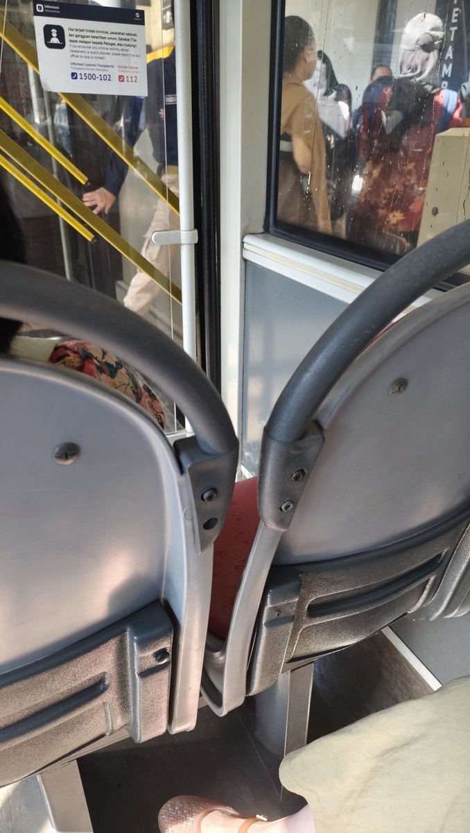 satriana's tweet photo. Min @PT_Transjakarta , bus SAF 117 tolong dicek kondisi ACnya. Ada kebocoran di kursi prioritas depan &amp; kursi dkt pintu belakang https://t.co/8qtOpb1xrB