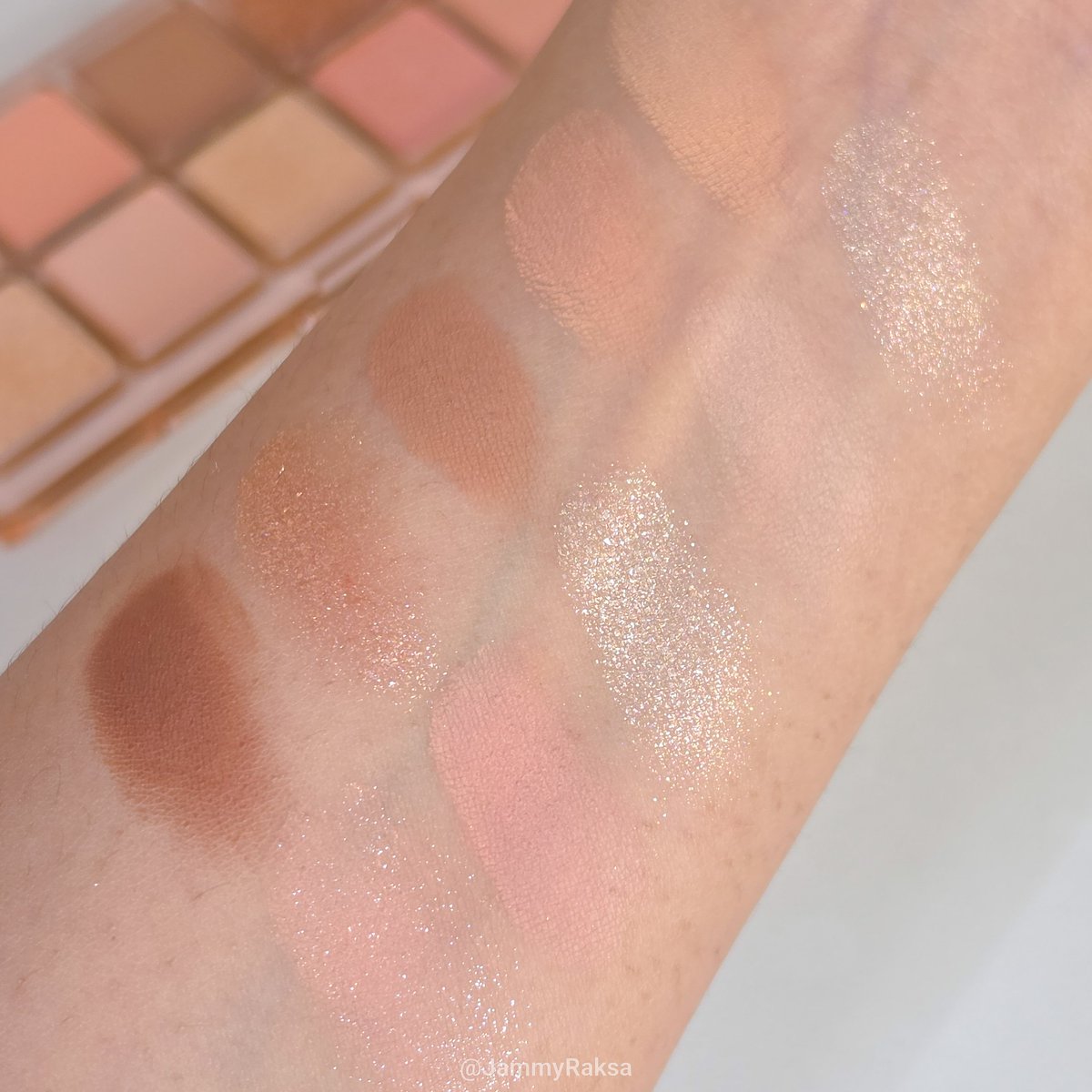JammyRaksa's tweet photo. เล็งมานานแล้ว #odbo Iconic Eyeshadow Palette✨️ #02 Coral Spring🧡พาเลตต์อายแชโดว์ 6 เฉดสี โทนสีส้มคอรัล ส้มพีชและชมพูอบอุ่น เหมาะกับสายเกามากๆ ดูสดใส มีชีวิตชีวา มีทั้งเนื้อแมตต์เนียนนุ่มและเนื้อชิมเมอร์ กลิตเตอร์ เม็ดสีชัดเจน เกลี่ยง่าย ไม่เป็นคราบ พาเลทเดียวแต่งได้หลายลุค https://t.co/yTf0dQZITf