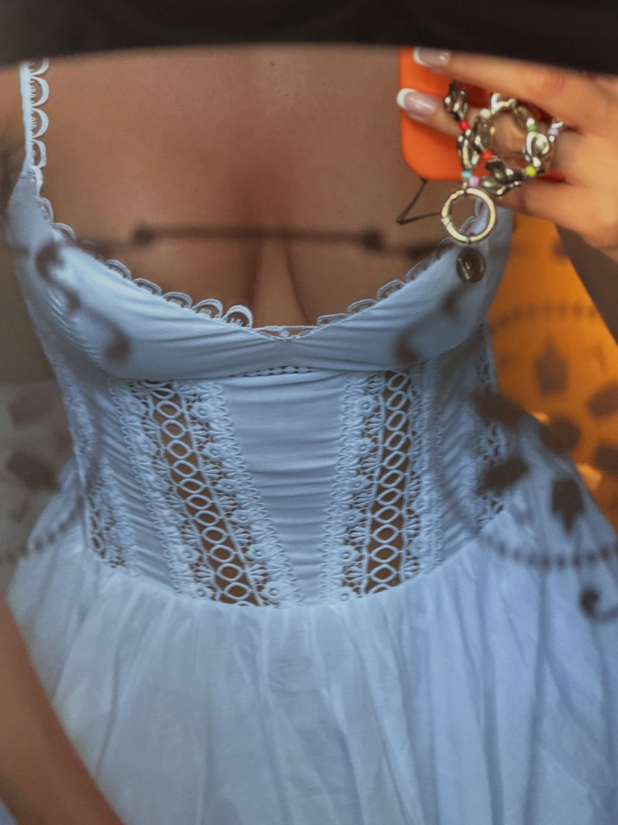 SerenaysLatam's tweet photo. Recién puedo conectarme y comentar de estas maravillosas publicaciones, realmente mi Serenay se ve tan hermosa y feliz 🥰 Y esos look de blanco...🤗🤍 
Amando que comparta sus momentos de felicidad y de amor 🧿🙌 ❤️ Te amamos @SrnySrkyResmi 🥰 
#SerenaySarıkaya #InLove https://t.co/nfYEFdAdhy
