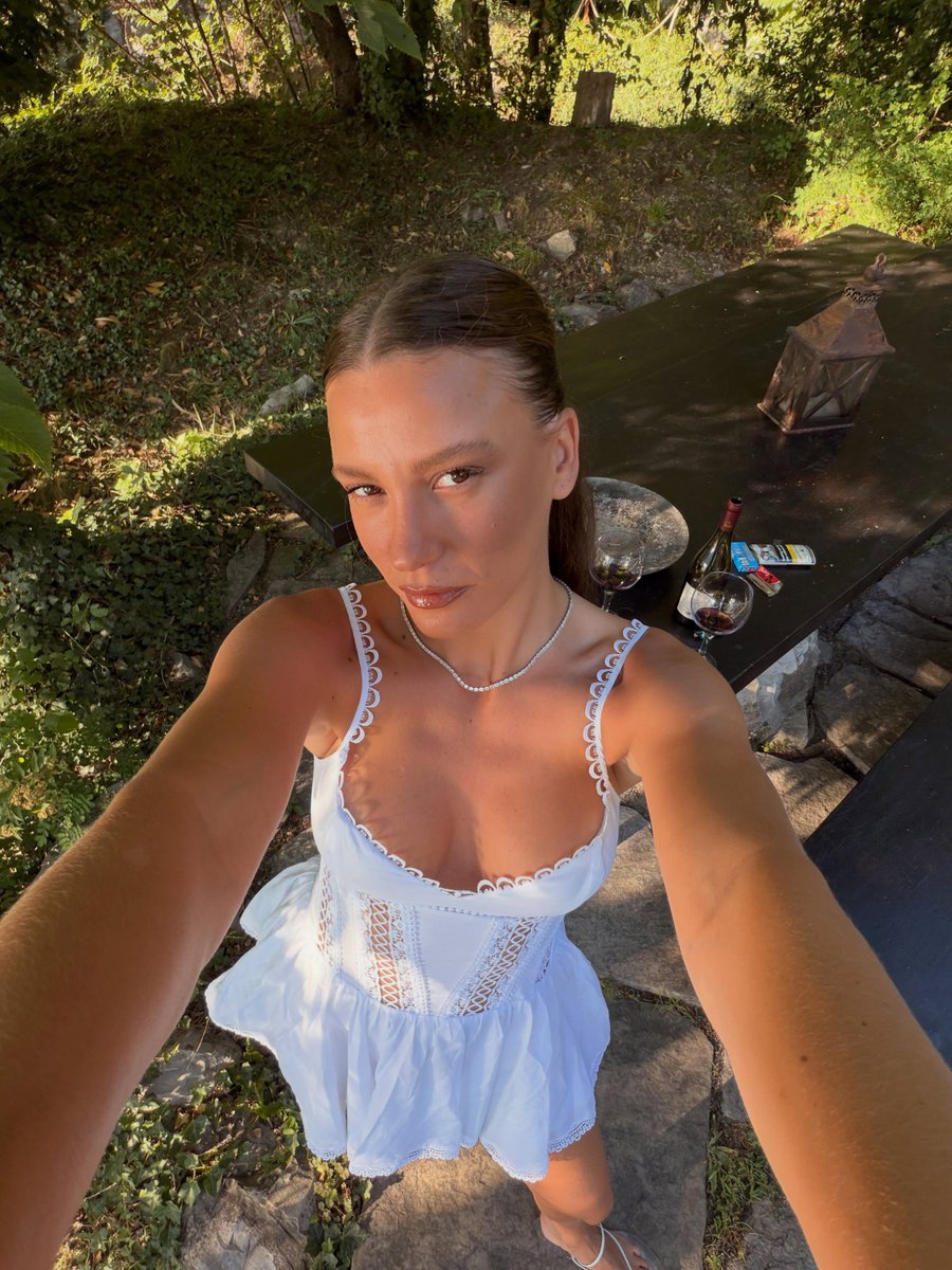 SerenaysLatam's tweet photo. Recién puedo conectarme y comentar de estas maravillosas publicaciones, realmente mi Serenay se ve tan hermosa y feliz 🥰 Y esos look de blanco...🤗🤍 
Amando que comparta sus momentos de felicidad y de amor 🧿🙌 ❤️ Te amamos @SrnySrkyResmi 🥰 
#SerenaySarıkaya #InLove https://t.co/nfYEFdAdhy