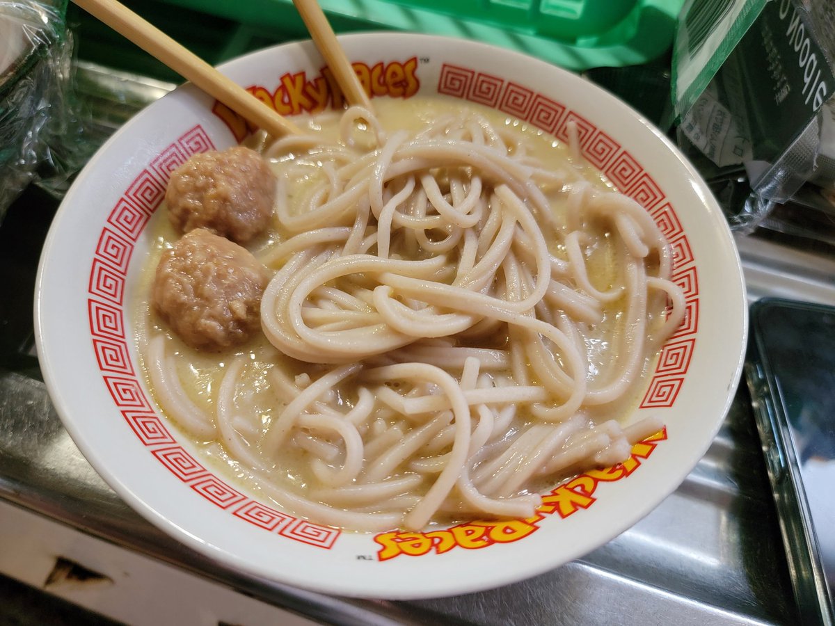 okapu_kun's tweet photo. 本日よりノンタイトルでおなじみ青木さんのロカロヌードルでダイエットします！

【初日感想】

料理しないわい麺茹でに苦戦
大量に茹でると👍
スープレンチンのみ️◎
麺もそれで頼まいww
タンパク質がとれる成分表に感動
味がダイエット品とは思えないぐらいおいしい😤

#PR
#ロカロヌードルモニター https://t.co/agjltp2uA8