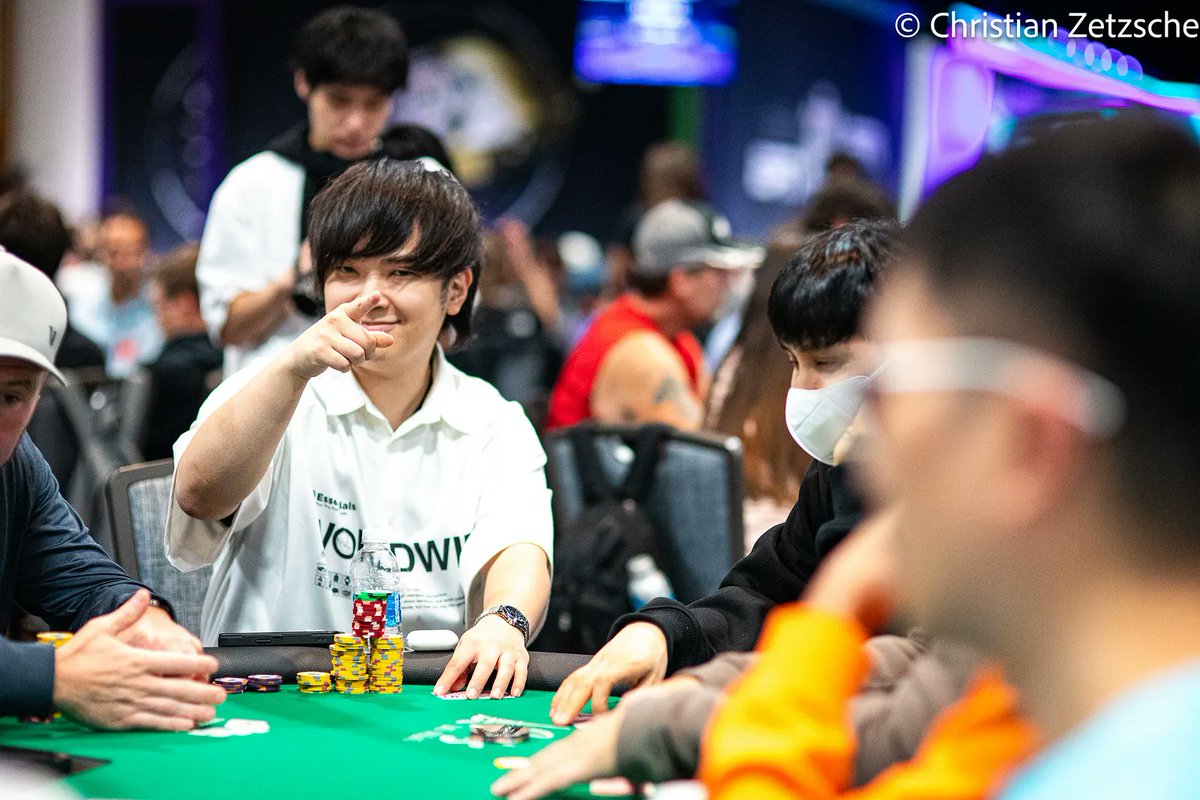 PokerMedia_L3's tweet photo. 【WSOP速報】 
ナーツゴンニャー中井さん、日本勢トップ！全体20位！
世界のヨコサワさん含む日本勢23名がDay4奮闘中！🔥

 9,208人参加→残り771人、参加費160万円
賞金約360万円以上確定、優勝賞金16億円
『$10,000 MAIN EVENT NLH World Championship』Day4  

日本勢一覧✨️

競馬界からの超新星、期待値の鬼
ナーツゴンニャー中井さん(@nekuromanshii) 
全体20位 / 日本勢1位 1.7M / 139BB 

2位 Kei Sugitaさん 1.5M / 128BB
3位 Masato Hattoriさん 1.4M / 118BB
4位 Yosuke Mikiさん(@threetree_pkr) 1.1M / 95BB
5位 世界のヨコサワさん(@MasatoYokosawa) 1.1M / 94BB 6位 れいちゃそさん(@Reichaso_Poker) 1.0M / 84BB
7位 Akihiro Konishiさん 958K / 79BB
8位 しょーたさん(@poyoonboyoon) 929K / 77BB
9位 Yaichi Fukaoさん 890K / 74BB
10位 Ryusei Fujimotoさん 868K / 72BB
11位 長見恭介さん(@KiyoPoker22) 710K / 59BB
12位 Go Katoさん 660K / 55BB
13位 Ruki Nakanishiさん 640K / 53BB
14位 Tasuku Maruoさん 548K / 45BB
15位 Taisho Zaizenさん 477K / 39BB
16位 Yujiro Fukushimaさん 460K / 38BB
17位 Ichiro Izutsuさん 450K / 37BB
18位 Masatoshi Akasakaさん 440K / 36BB
19位 Kotaro Shodaさん 370K / 30BB
20位 Masayuki Murataさん 298K / 24BB
21位 Katsuki Matsuokaさん 210K / 17BB
22位 masaさん(@style_pokerlife)180K / 15BB
23位 Hiroki Karatsuさん(@poker_hiroki) 75K / 6BB 

Day5進出をかけた戦いが続きます！🔥 
#WSOP #ポーカー