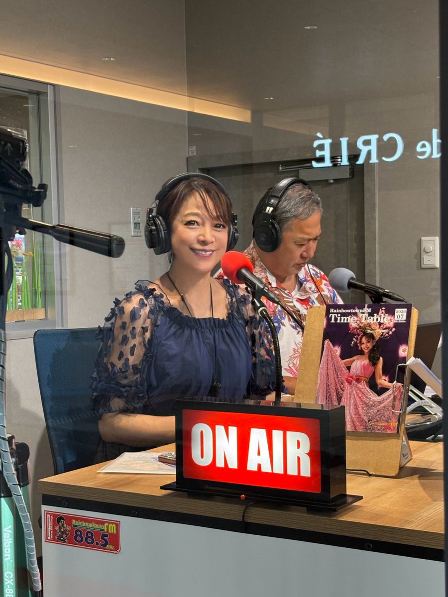 grace_note_a's tweet photo. おはようございます❣️
レインボータウンFMの表紙を手に取ってみてまいりましたぁ‼️7、8、9月の3ヶ月間　ラジオプログラムの表紙を担当致しますm(_ _)m💓
局に置いてあるので皆様手に取ってお持ち帰り下さいね〜^ ^  #原めぐみ　#表紙 https://t.co/iXapuVRqUF