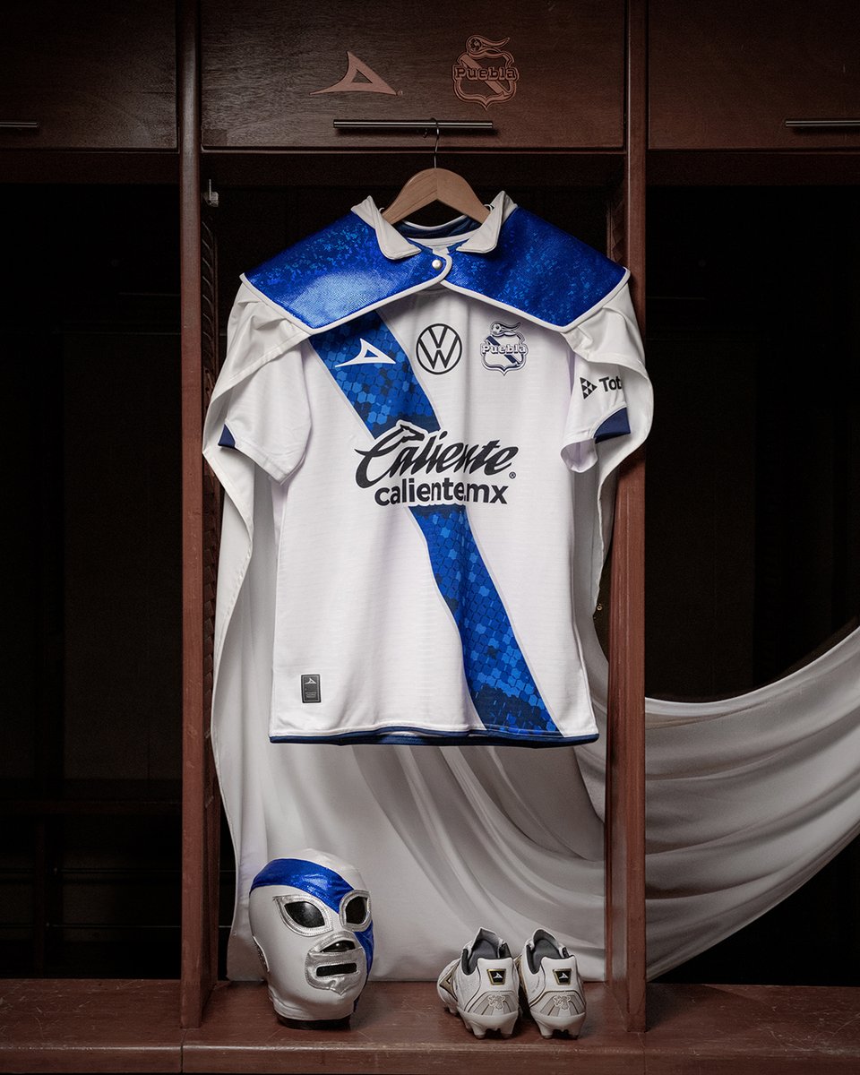 Pirma_Oficial's tweet photo. La tradición se vive con otra intensidad. ⚪✨ Presentamos el jersey LOCAL de @ClubPueblaMX: un diseño limpio que redefine la elegancia con un fulgor sutil que resalta cada paso en el campo. 😎🎽

¡Adquiérelo ahora!
Tienda online 🔗 https://t.co/Vv5huEH3Fv
Tiendas PIRMA 📍 A partir del viernes 10 de julio 2026

#PirmaFútbol | #LaFranjaNosUne | @ClubPueblaMX