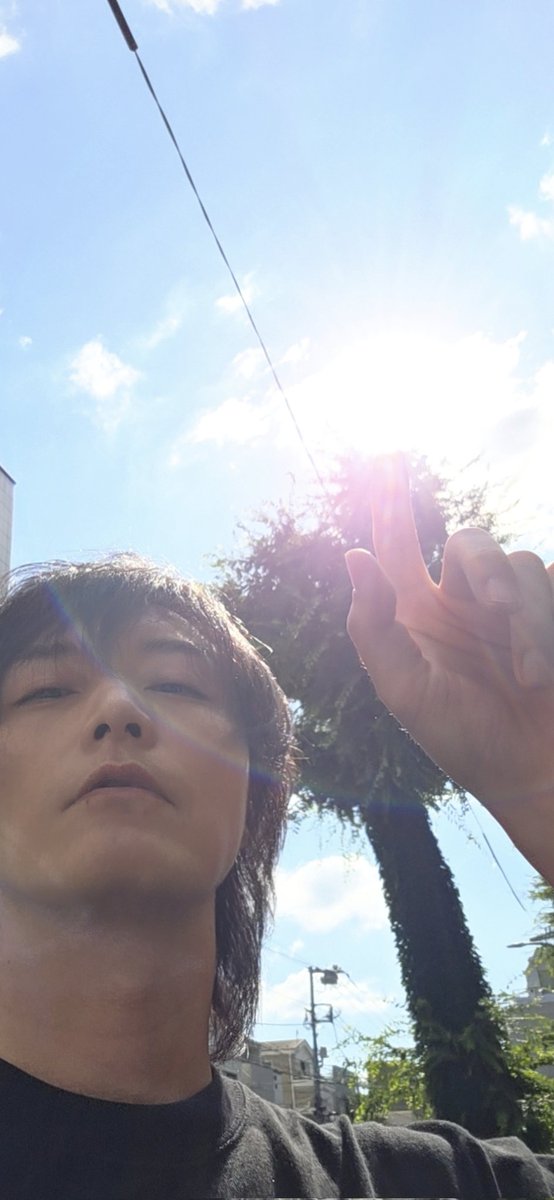 tokuyama0130's tweet photo. 仮面ライダーの主題歌を歌わせていただきます！わーい。
めちゃめちゃロックに唄いあげてます！

そして本予告！
パーフェクトハーモニーだ！！！！
お楽しみに！！！
#Vシネカブト https://t.co/RPRXDCo6fJ