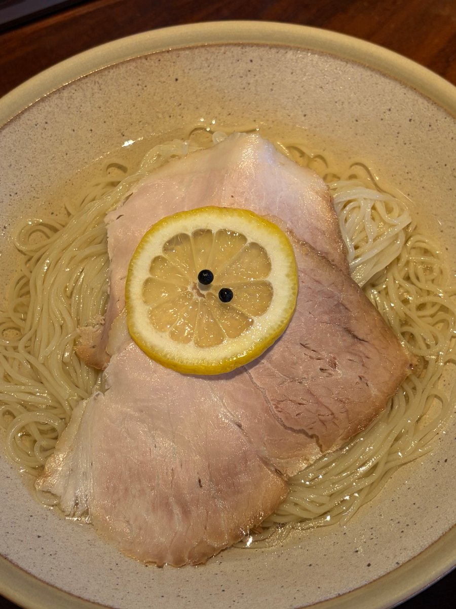 lennon_no_fight's tweet photo. 【#麺也オールウェイズ長与店】さんで【#レモンとんこつつけ麺】を頂きました。

ピーカン夏はカレーも良いけどつけ麺もネ☀️
青唐辛子もパクチーも爽やかだけどレモンもグッドです👍🍋

見た目も涼やか昆布水にたゆたう細麺。
喉越しも見事なまでに爽快です。 https://t.co/tUqwrqSKmz