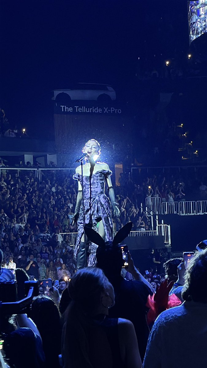 breathinlovatic's tweet photo. had the time of my life at these atlanta shows 💙 thank you for the eternal sunshine tour ari @TeamAriana ✨🥺 #ESTAtlanta https://t.co/9QRVPBjKRb