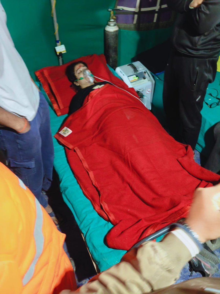 SSBSHQSRINAGAR's tweet photo. #SSB MRT, alongwith #BRO, swiftly rescued Aditi (35), Punjab, at #Railpathri after she fell on the track & lost consciousness. Following immediate pre-hospital treatment, she was safely evacuated by stretcher to the nearest Medical Camp.
Swift in Response. Unwavering in Service. https://t.co/usW4IsY2yX