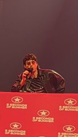 5SOSBrasilFam's tweet photo. Luke com a nova jersey do merch da banda no soundcheck de hoje! via DigestEASTour 
#SanDiegoIsAStar #EASSanDiego #EASTour https://t.co/dzIAoBxqCI
