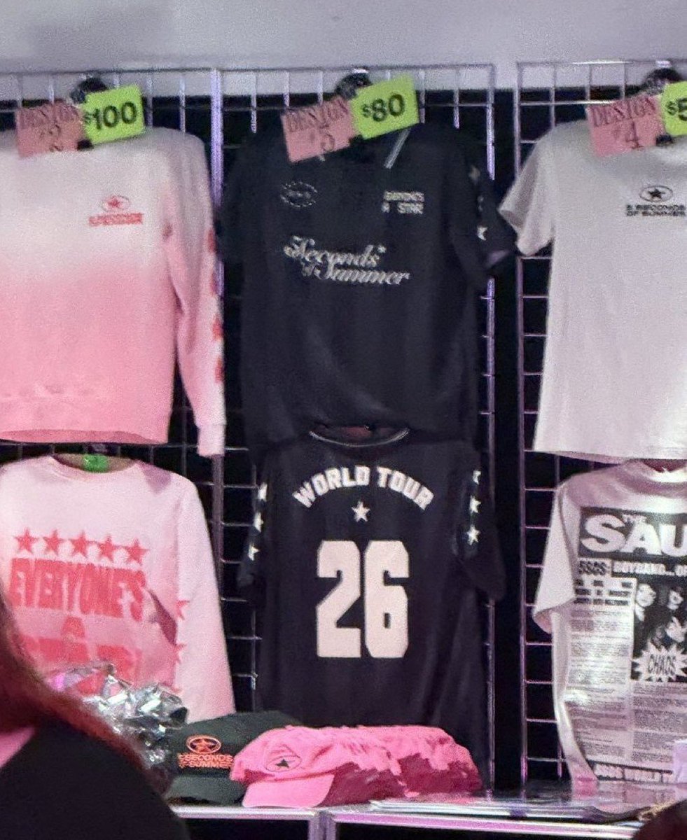 5SOSBrasilFam's tweet photo. Luke com a nova jersey do merch da banda no soundcheck de hoje! via DigestEASTour 
#SanDiegoIsAStar #EASSanDiego #EASTour https://t.co/dzIAoBxqCI