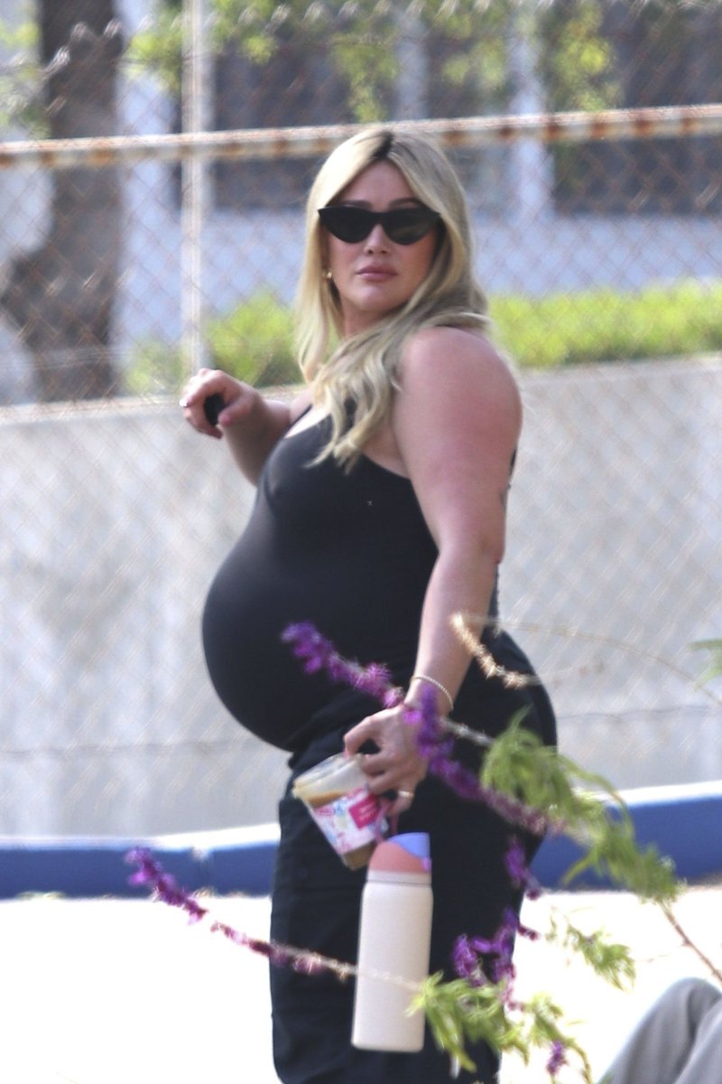 VishnuMK45's tweet photo. Hilary Duff enjoyed a walk while heavily pregnant. https://t.co/0TH5pyfaLg