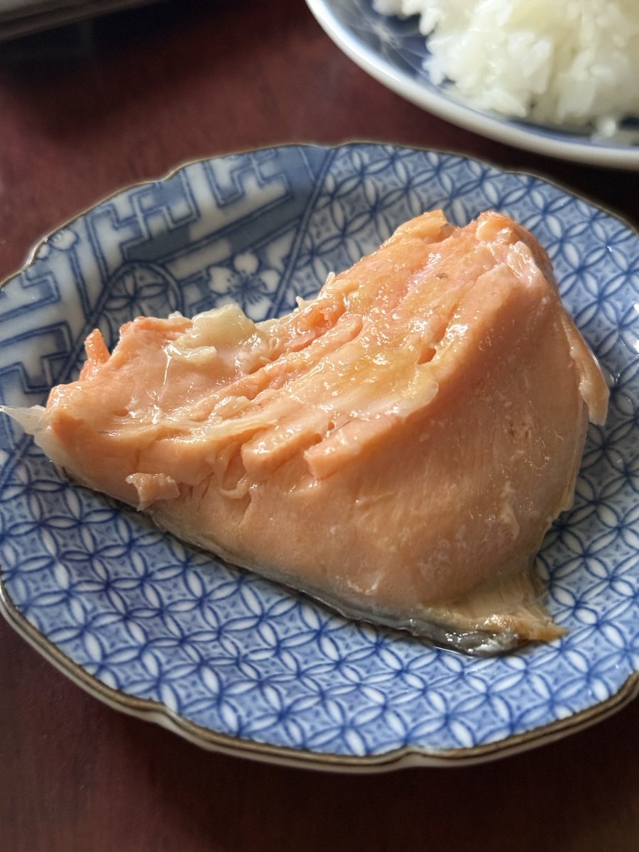 nsh_ci's tweet photo. 今日最初の食事。
暑くて食欲がないのでトラウトサーモンの残りと飯のみ。
甘塩で脂の乗り切った冷えたトラウトが舌に沁み入るほどに美味く感じる。 https://t.co/FQpyMrTCJh