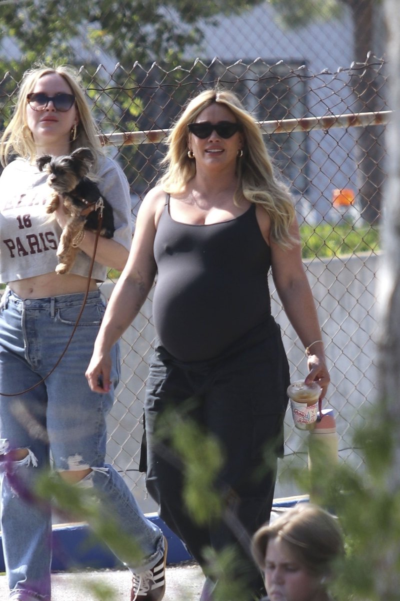 VishnuMK45's tweet photo. Hilary Duff enjoyed a walk while heavily pregnant. https://t.co/0TH5pyfaLg