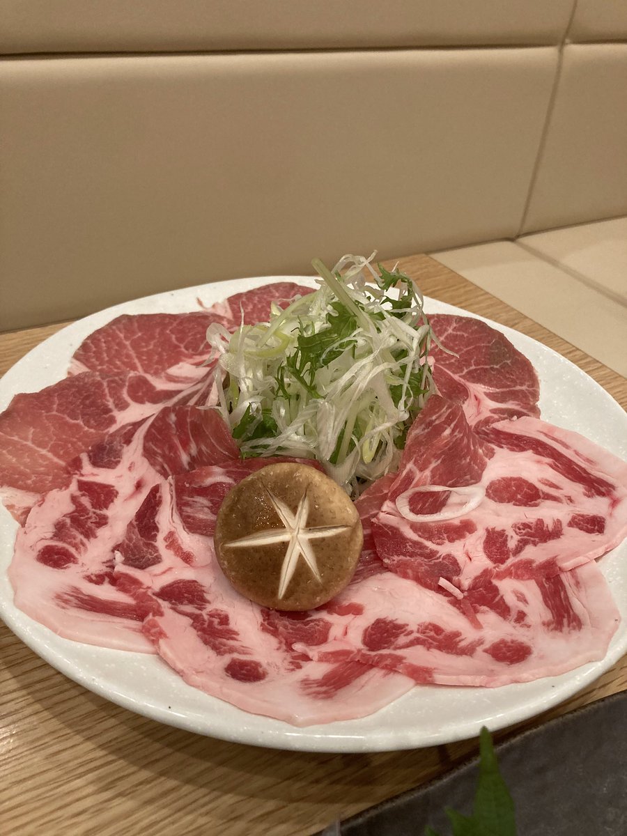 kenchan735's tweet photo. 昨日から鹿児島に来てますー！

九州の端っこ、遠かった、、、

黒豚のしゃぶしゃぶや豚カツ！さつまあげウマシ！ https://t.co/UkMOeWA3Wy