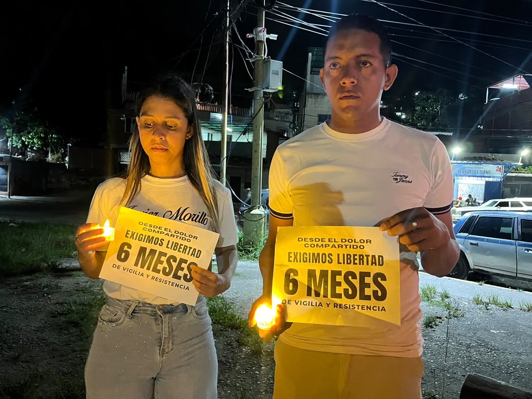 clippve's tweet photo. VIGILIA | Hoy, familiares de presos políticos se congregaron afuera de El Rodeo I para conmemorar los seis meses de pernocta y oración que se cumplen este #8Jul, en exigencia de la libertad de los detenidos. 🇻🇪🕯️

Hace medio año, tomaron la decisión de permanecer cerca de sus seres queridos, confiando en una promesa de excarcelación masiva que aún no se materializa. Jamás pensaron llegar hasta este punto sin obtener respuestas claras sobre el paradero de sus familiares.

En esta jornada, oran no solo por los detenidos injustamente, sino también por las víctimas del doble sismo ocurrido el pasado 24 de junio. Asimismo, han denunciado que, tras los terremotos, los reclusos dentro de El Rodeo no se encuentran en condiciones óptimas y sus reclamos no han sido escuchados.

Nuevamente, hacemos un llamado al Estado para que cumpla con su deber de revisión y que todas las personas detenidas por motivos políticos obtengan su libertad plena. Solo pedimos justicia, reparación y garantías de no repetición.

#QueSeanTodos