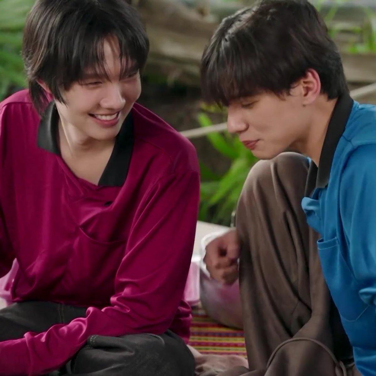 porplaz98's tweet photo. คนที่พ่อแม่หาให้                            คนที่เราเลือกเอง https://t.co/zNAlo2ThW5