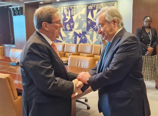teleSURtv's tweet photo. 🚨Cuba denuncia ante Guterres el bloqueo recrudecido de EEUU

🔴 El canciller Bruno Rodríguez se reunió con el secretario general de la ONU para exigir el fin del bloqueo económico, comercial y financiero. Denunció el "criminal cerco energético" y las sanciones secundarias que afectan diariamente al pueblo cubano, y recordó que la Asamblea General de la ONU evidenció la falta de respaldo internacional a Washington.