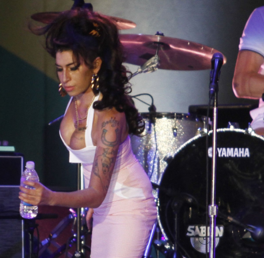 AmyTweethouse's tweet photo. This summer heat has got me gasping for water every hour 😫
#AmyWinehouse https://t.co/732DiSvsk5