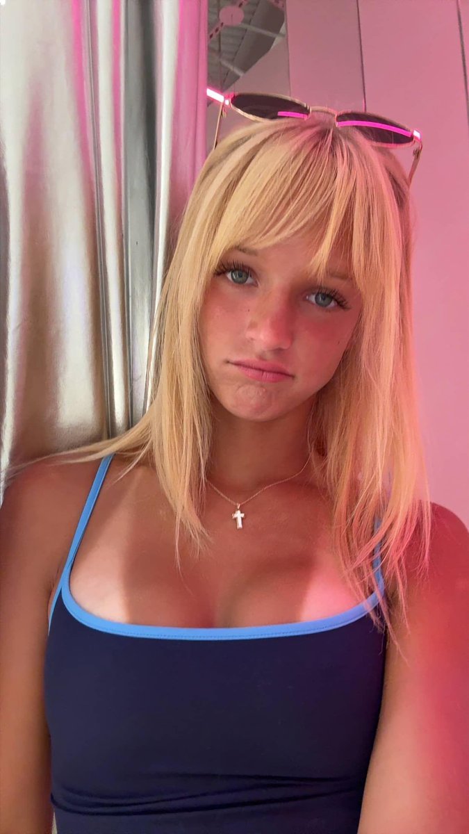 NatGooner69's tweet photo. Fuckkkk Natalie the tan linessss🥵🥵🥵🥵 https://t.co/XbU20xhIDO