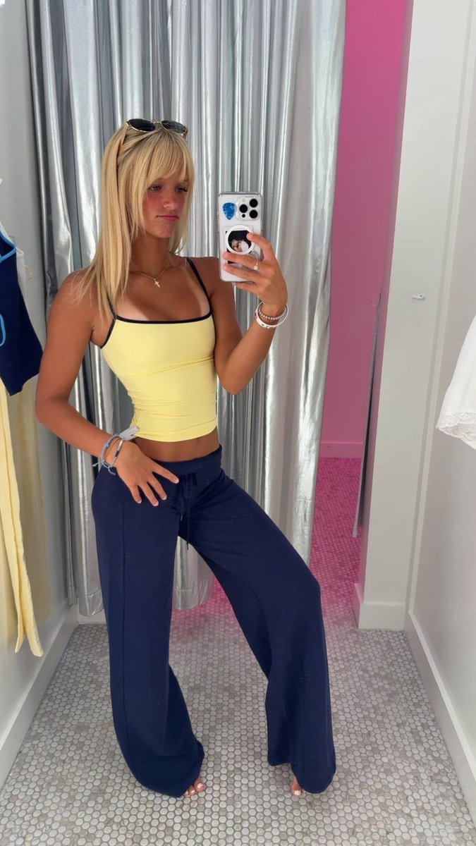 NatGooner69's tweet photo. Fuckkkk Natalie the tan linessss🥵🥵🥵🥵 https://t.co/XbU20xhIDO