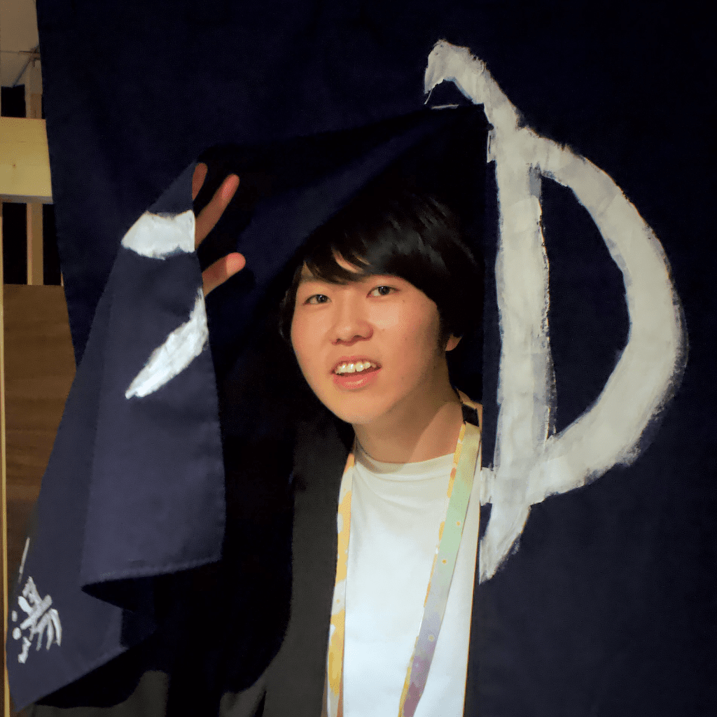 AkabaSoyo's tweet photo. 【『nコ展』 出展作家紹介】 
紅羽そよ
メディアアーティスト。温泉空間を舞台装置に、身体と場に宿る記憶を再構成し知覚と記憶の関係を探る。好きな食べ物はソフトクリーム。好きな飲み物はアイスカフェオレ(無糖・生クリーム入りに限る)。趣味はぶっとびカード。ねこ。
X:@AkabaSoyo 
HP:https://t.co/WX6RLsi0kt

#nコ展
